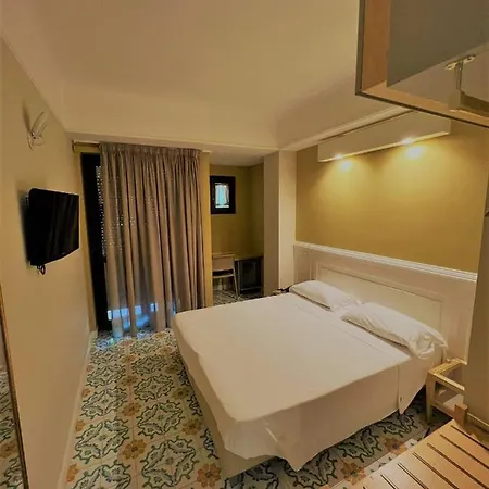 Zeus Hotel Pompeya