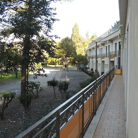 Zeus Hotel 3*