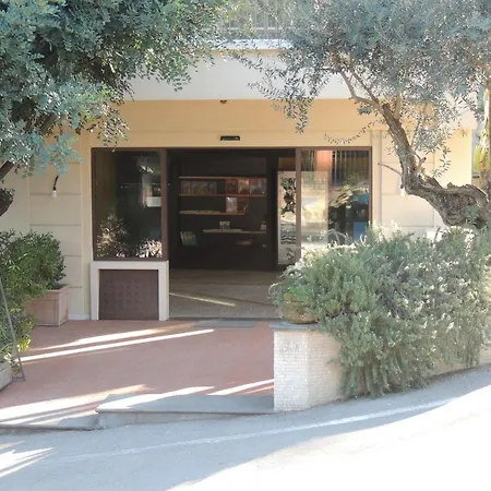 Zeus Hotel 3*