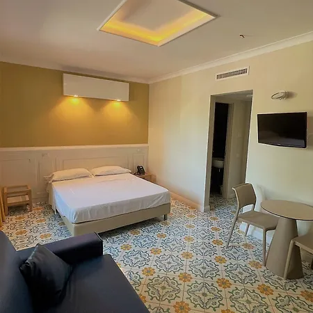 Zeus Hotel 3*